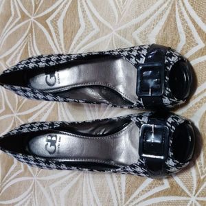 Gianni Bini Black & White Cloth Hounds Tooth Shoes W/Patent Heel & Buckle